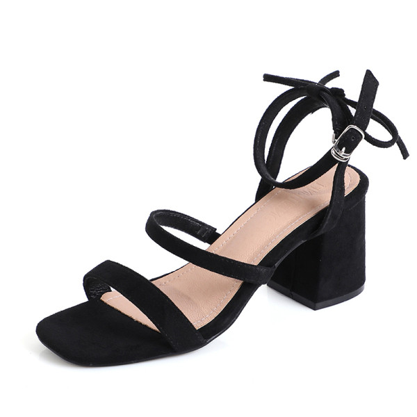 Női szandál 7 cm vastag sarokkal és fűzővel