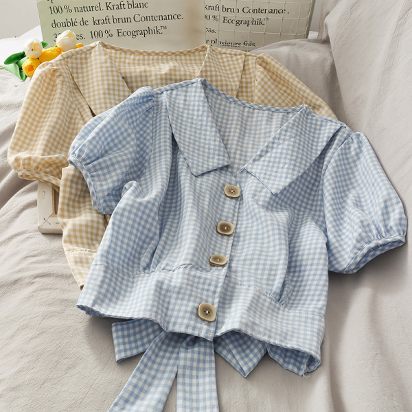 Rūtaina sieviešu blūze ar špica kakla izgriezumu un lentīti