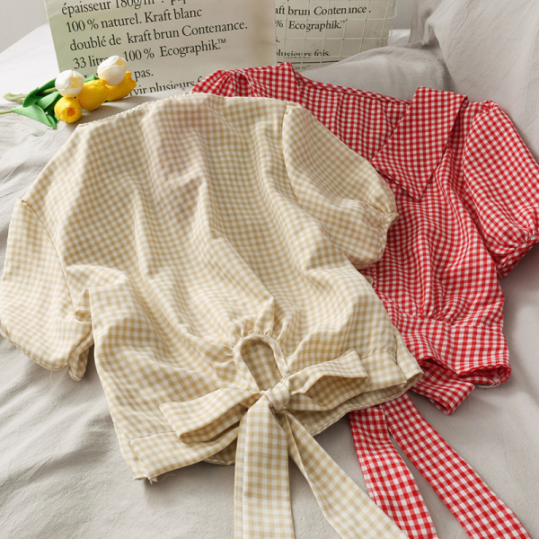 Rūtaina sieviešu blūze ar špica kakla izgriezumu un lentīti