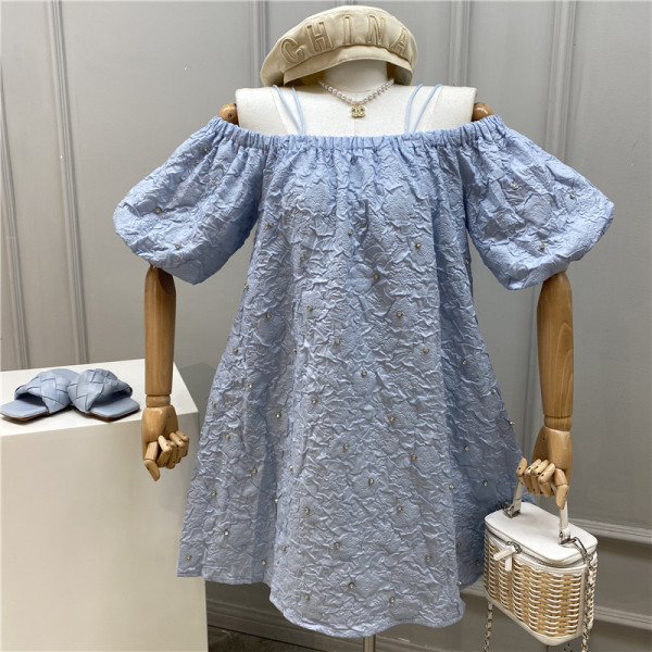 Rochie modernă de damă cu mâneci căzute și perle