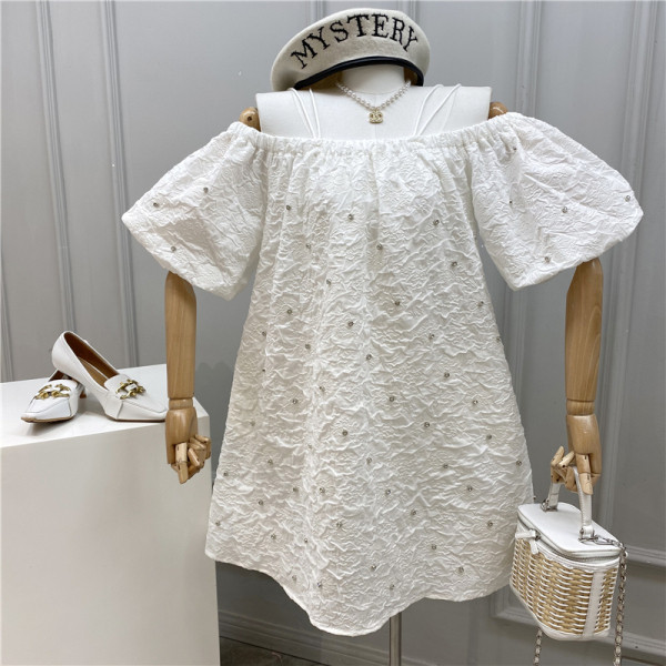 Rochie modernă de damă cu mâneci căzute și perle