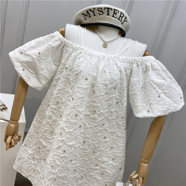 Rochie modernă de damă cu mâneci căzute și perle