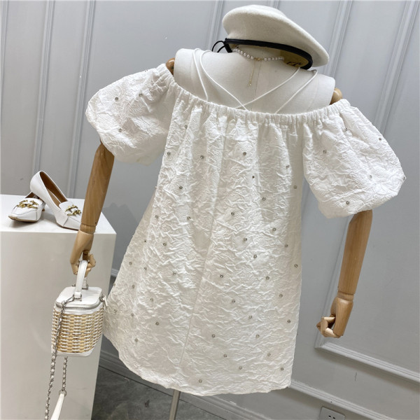 Rochie modernă de damă cu mâneci căzute și perle