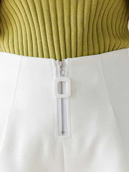 Sieviešu moderni šorti ar A līnijas rāvējslēdzēju