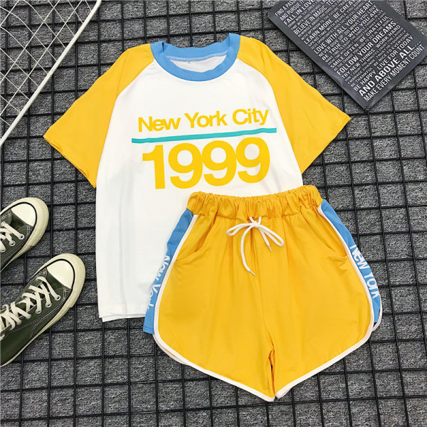 Set sport pentru femei care include un tricou cu inscripție și pantaloni scurți