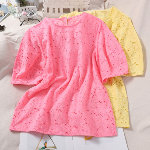 Bluză de damă elegantă cu mâneci scurte și motive florale