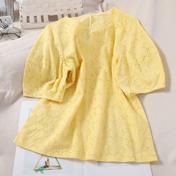 Bluză de damă elegantă cu mâneci scurte și motive florale