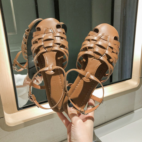 Sieviešu sandales no eko ādas ar plakanu zoli