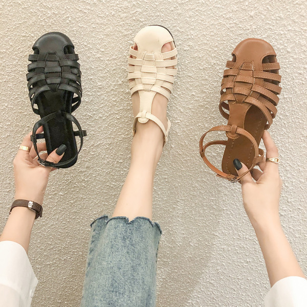 Sieviešu sandales no eko ādas ar plakanu zoli