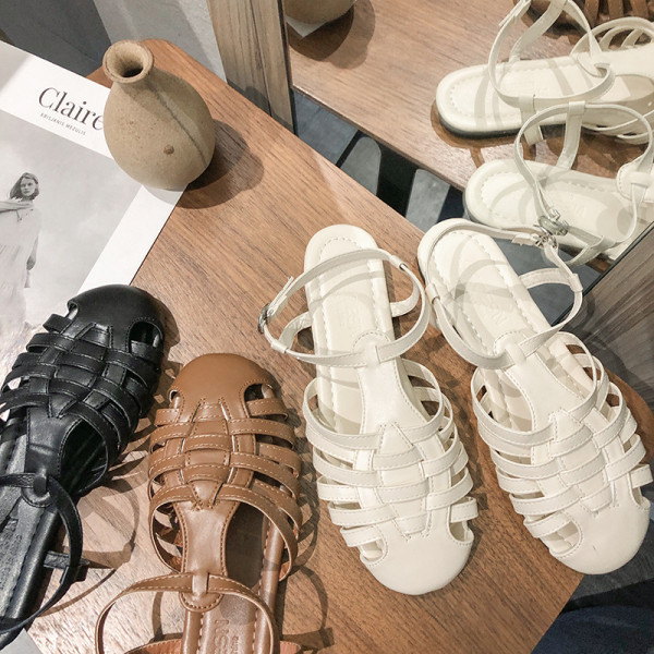 Sieviešu sandales no eko ādas ar plakanu zoli