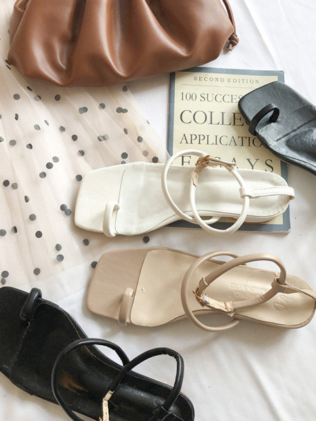 Stiilsed peenikeste rihmadega naiste sandaalid