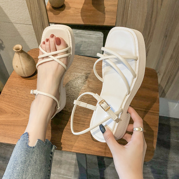 Ristirihmadega vabaaja naiste sandaalid