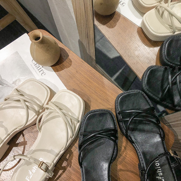 Ristirihmadega vabaaja naiste sandaalid