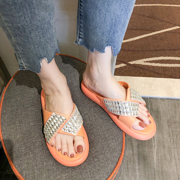 Moodsad naiste sussid ökonahast kividega