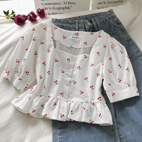 Retro stila sieviešu krekls ar īsām piedurknēm un kvadrātveida kakla izgriezumu