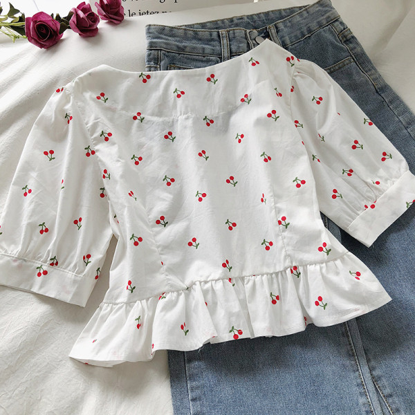 Retro stila sieviešu krekls ar īsām piedurknēm un kvadrātveida kakla izgriezumu