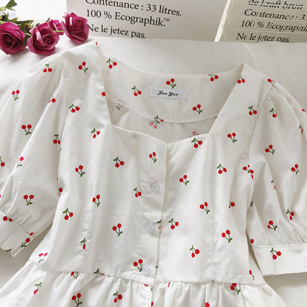 Retro stila sieviešu krekls ar īsām piedurknēm un kvadrātveida kakla izgriezumu