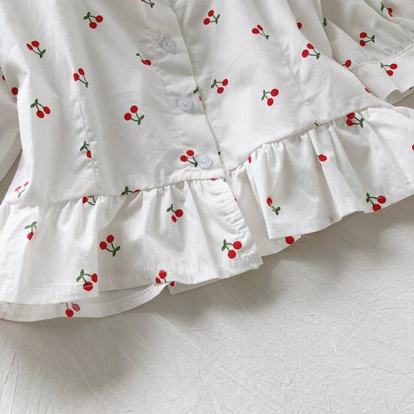 Retro stila sieviešu krekls ar īsām piedurknēm un kvadrātveida kakla izgriezumu