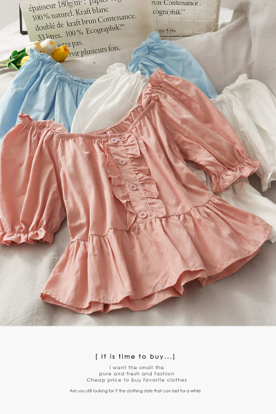 Bluză de damă croită cu nasturi și decolteu barcă