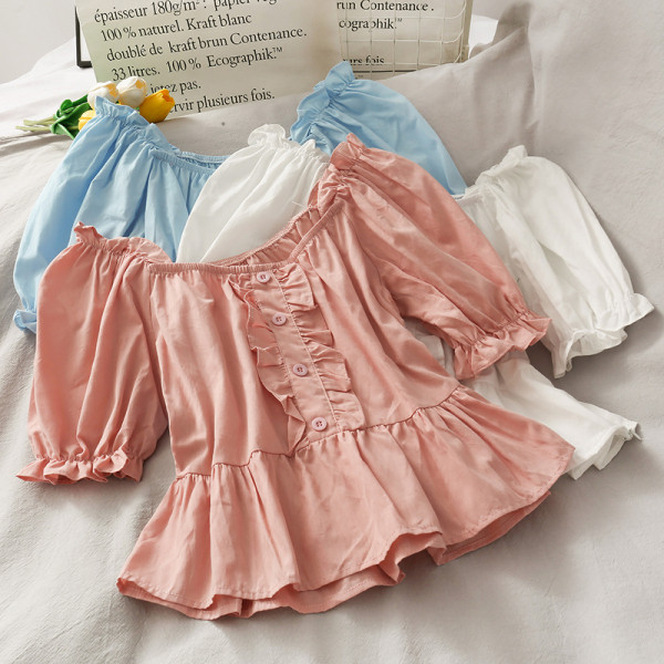 Bluză de damă croită cu nasturi și decolteu barcă