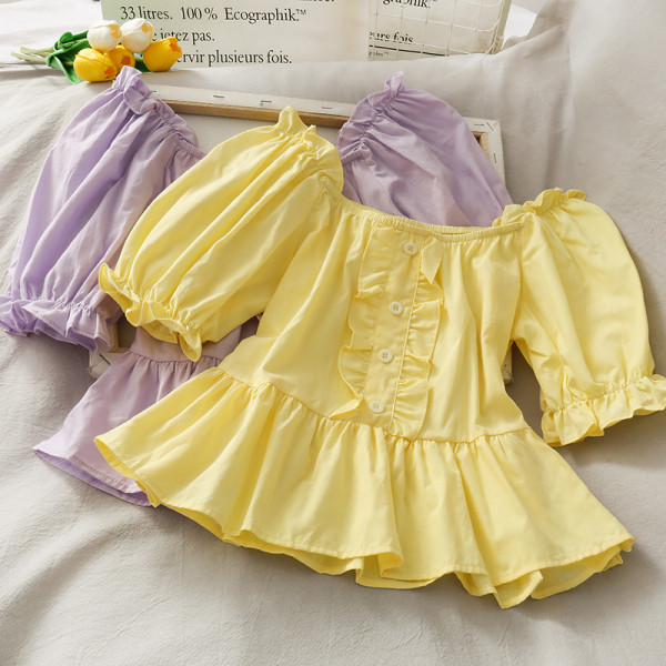 Bluză de damă croită cu nasturi și decolteu barcă