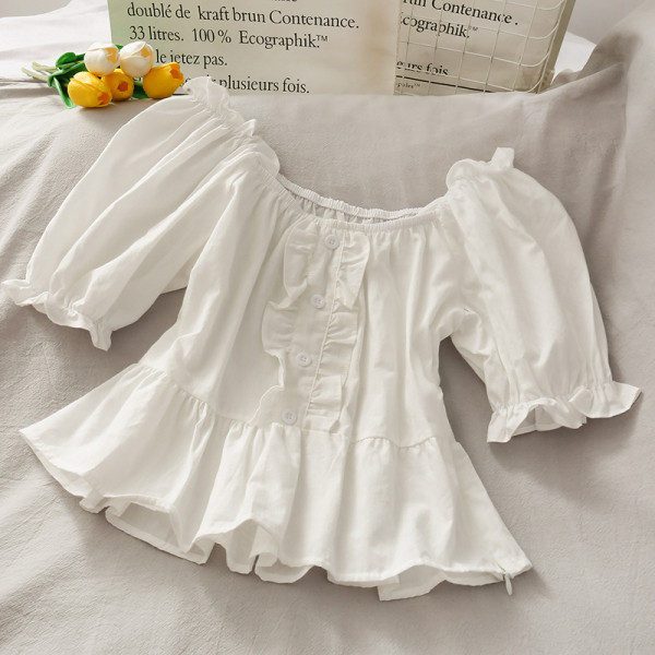 Bluză de damă croită cu nasturi și decolteu barcă