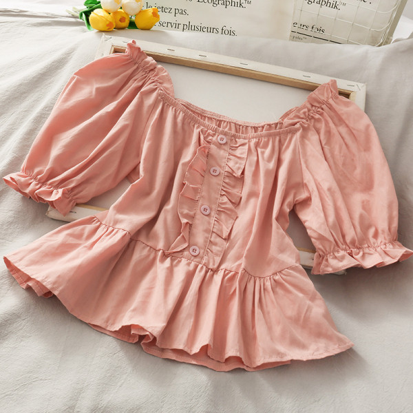 Bluză de damă croită cu nasturi și decolteu barcă