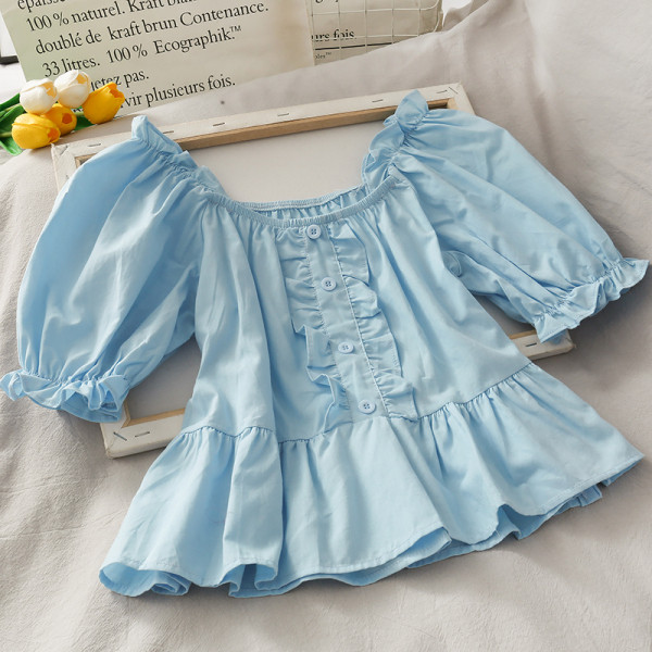 Bluză de damă croită cu nasturi și decolteu barcă