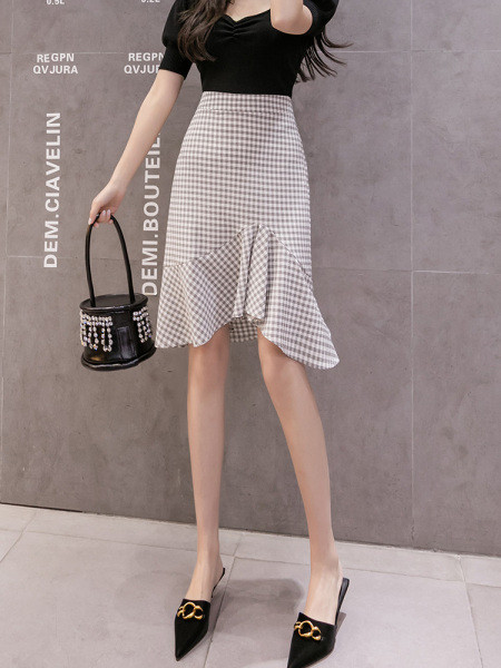 Fusta dama in carouri model asimetric