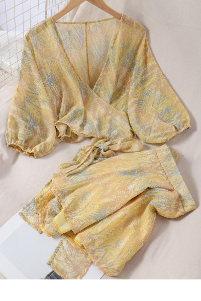 Vasaras sieviešu komplekts no divām daļām - krekls ar dziļu dekoltē un šorti