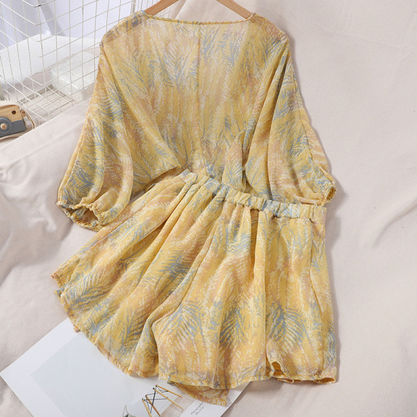 Vasaras sieviešu komplekts no divām daļām - krekls ar dziļu dekoltē un šorti