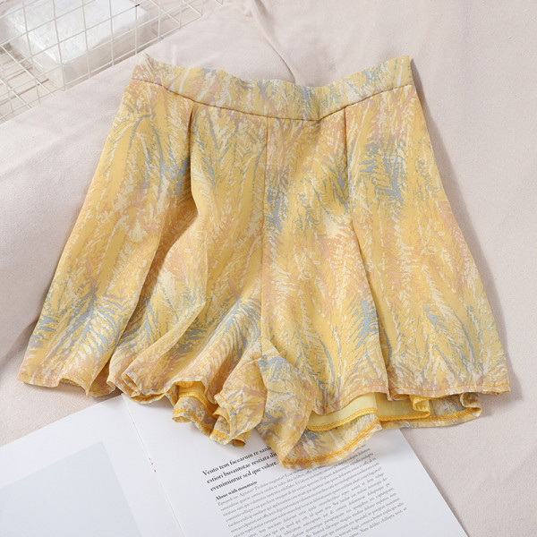 Vasaras sieviešu komplekts no divām daļām - krekls ar dziļu dekoltē un šorti