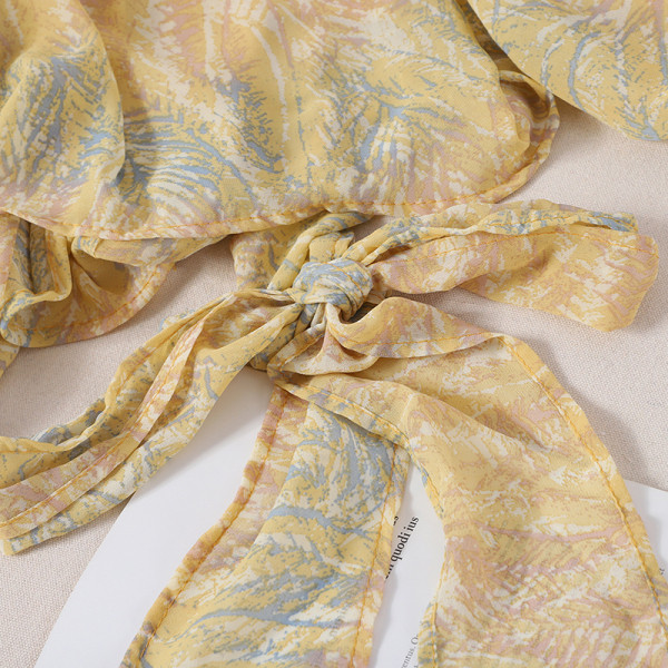 Vasaras sieviešu komplekts no divām daļām - krekls ar dziļu dekoltē un šorti