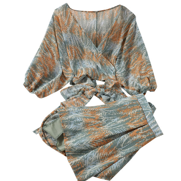 Vasaras sieviešu komplekts no divām daļām - krekls ar dziļu dekoltē un šorti