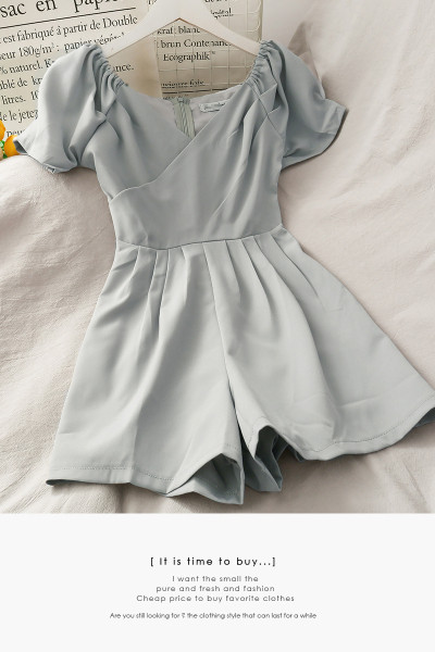 Moodsad naiste kombinesoonid lühikeste varrukate ja spitsikaelusega