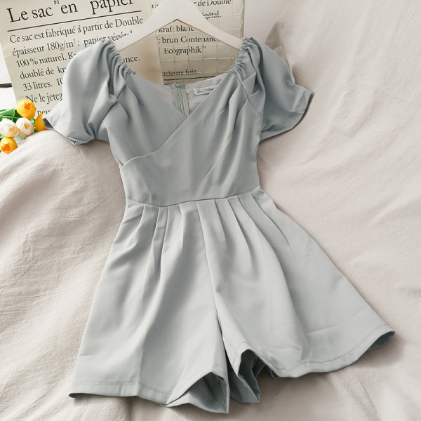 Moodsad naiste kombinesoonid lühikeste varrukate ja spitsikaelusega