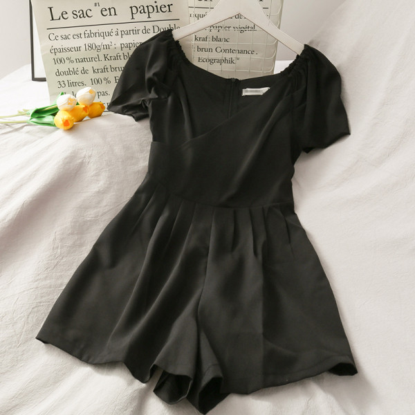 Moodsad naiste kombinesoonid lühikeste varrukate ja spitsikaelusega