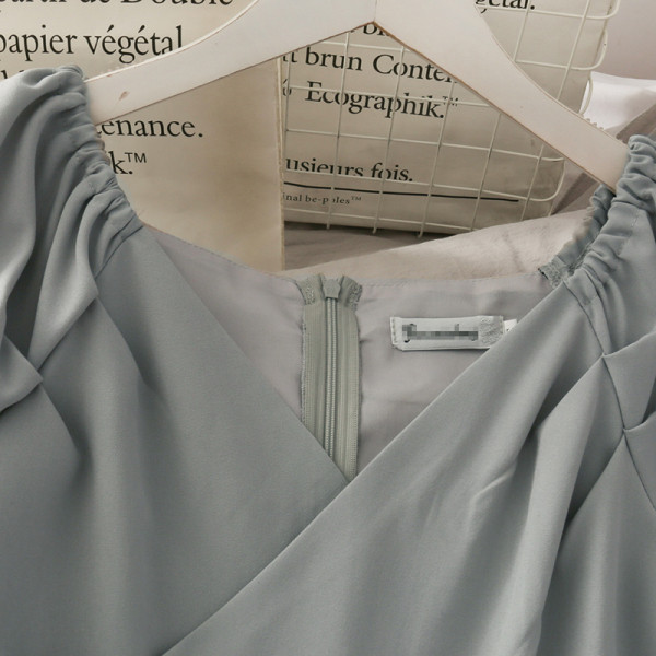 Moodsad naiste kombinesoonid lühikeste varrukate ja spitsikaelusega