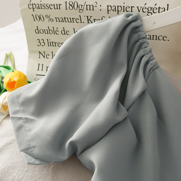 Moodsad naiste kombinesoonid lühikeste varrukate ja spitsikaelusega