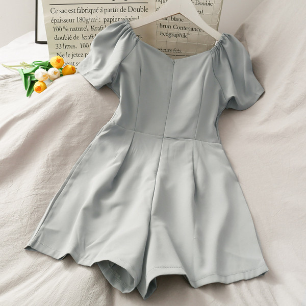 Moodsad naiste kombinesoonid lühikeste varrukate ja spitsikaelusega