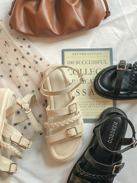 Eko-nahast valmistatud vabaaja naiste sandaalid rihmade ja metallpandlaga