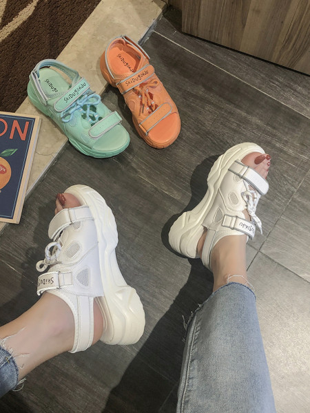 Ikdienas sieviešu sandales ar raupju zoli un mežģīnēm