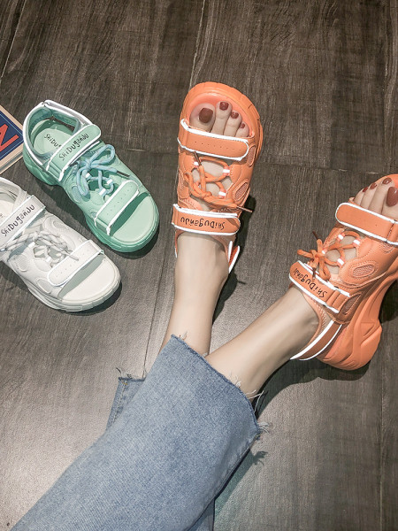 Ikdienas sieviešu sandales ar raupju zoli un mežģīnēm