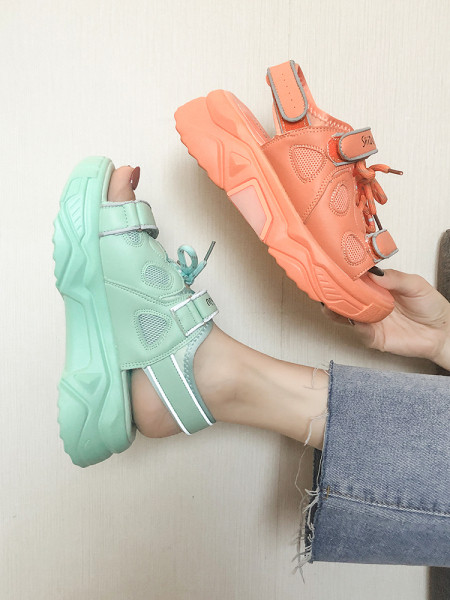 Ikdienas sieviešu sandales ar raupju zoli un mežģīnēm