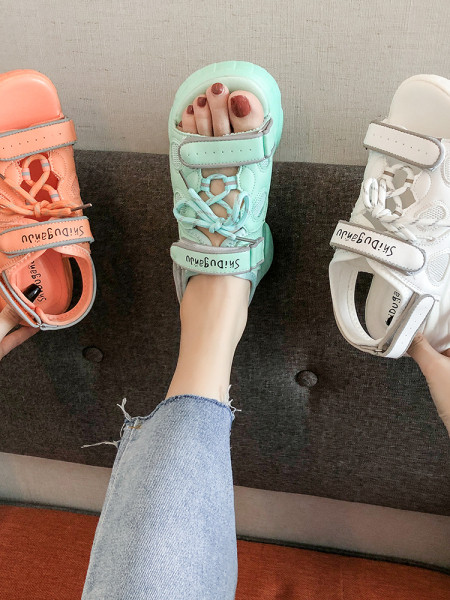 Ikdienas sieviešu sandales ar raupju zoli un mežģīnēm