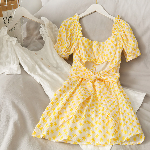 Naiste vabaaja kleit seljalõike ja paelaga