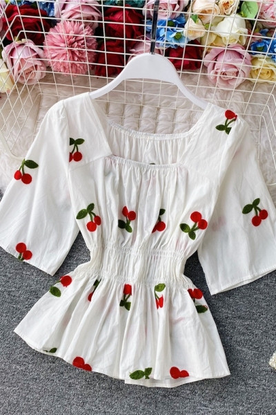 Bluză de damă croită cu mâneci scurte și broderie