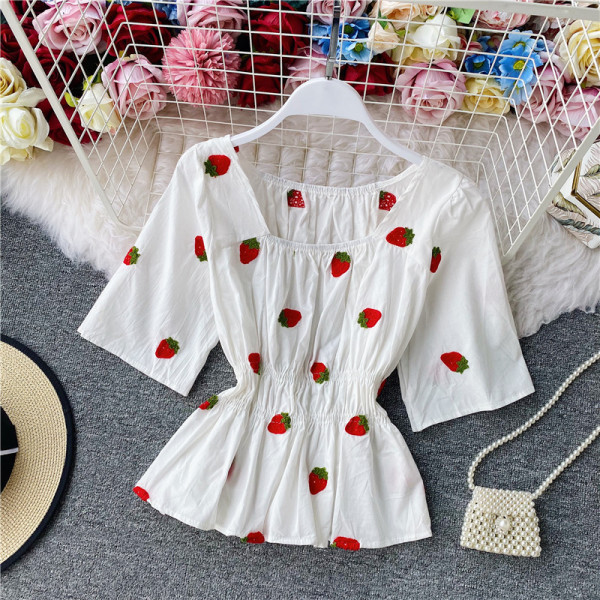 Bluză de damă croită cu mâneci scurte și broderie