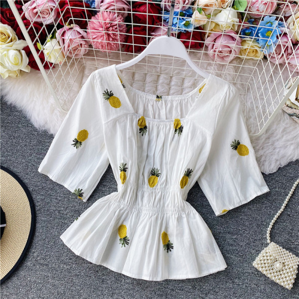 Bluză de damă croită cu mâneci scurte și broderie