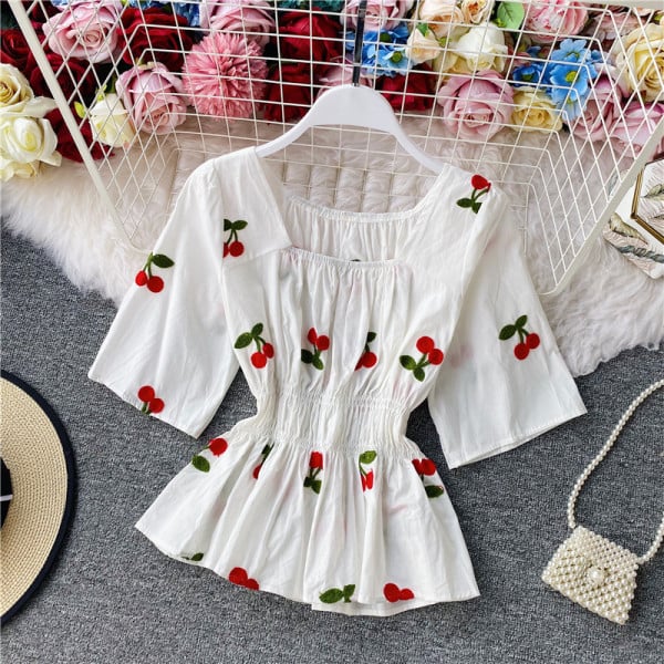 Bluză de damă croită cu mâneci scurte și broderie